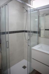 a bathroom with a shower and a sink at Apartamento nuevo en el centro de Matalascañas in Matalascañas