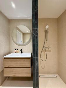 een badkamer met een wastafel en een spiegel bij Sunset Beach in Zandvoort