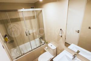 un bagno con doccia, WC e lavandino di PRO HOME Balmaceda IV ad Antofagasta Altre 18 foto