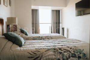 una camera da letto con due letti e una finestra di PRO HOME Balmaceda IV ad Antofagasta