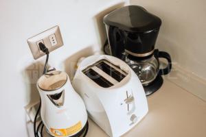 un tostapane e una macchinetta del caffè seduti su un bancone di PRO HOME Balmaceda IV ad Antofagasta