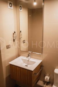 un bagno con lavandino e specchio di PRO HOME Balmaceda IV ad Antofagasta