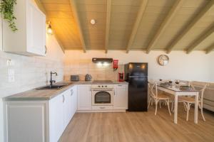 Nhà bếp/bếp nhỏ tại HELLOSUMMER luxury Apartments Kefalonia