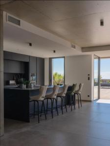 una cucina aperta e una sala da pranzo con tavolo e sedie di La villa de la plage a Mauguio