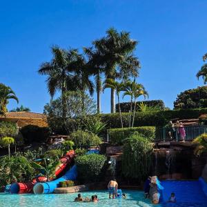 a group of people in the water at a water park at Spazzio 631 Diroma COM CLUBE GRATIS TODO DIA in Caldas Novas
