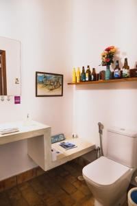 ein Badezimmer mit Toilette und Waschbecken in der Unterkunft Baleias home in Praia do Forte + 23 Fotos