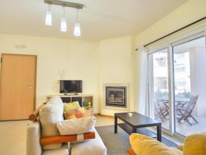 ein Wohnzimmer mit Sofa und Tisch in der Unterkunft Casa Aromas do Mar, Burgau in Burgau