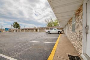 un camión blanco estacionado en un estacionamiento al lado de un edificio en OYO Travelier Motel, en Macon 99 fotos más