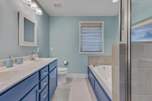 Ένα μπάνιο στο The Sunny Kure by Carolina Beach Realty +28 φωτογραφίες