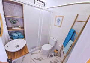 ein Badezimmer mit Toilette und Waschbecken in der Unterkunft Guayarmina 201 in Mogán