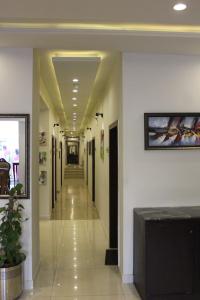 un pasillo vacío en un hospital con un hallwaygue en Hotel One Super, Islamabad, en Islamabad