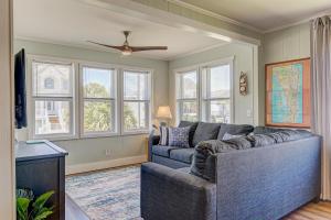 Χώρος καθιστικού στο The Wright Place by Carolina Beach Realty