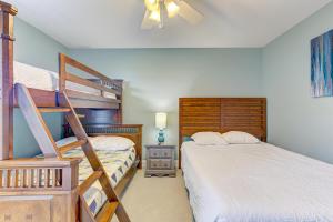 カロライナビーチにあるWriters Cove by Carolina Beach Realtyのベッドルーム1室(二段ベッド2台、階段付)