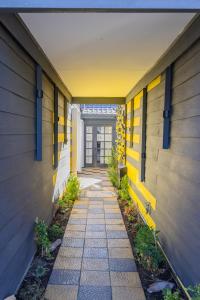 ein Flur eines Gebäudes mit gelben und blauen Wänden in der Unterkunft Okeyloft Coyhaique 3 in Coihaique