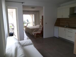 cocina y dormitorio con cama y balcón. en Dalmacija Gradac, en Gradac