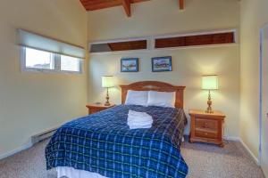 a bedroom with a bed with a blue plaid blanket at Bridges 95 in Warren +58 photos