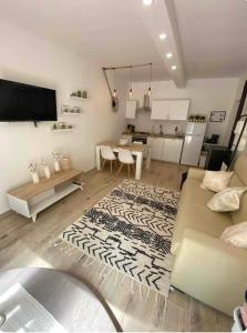 サン・ミニアートにあるNew apartment immersed in nature with poolのソファとテーブルのあるリビングルーム