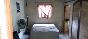 una camera da letto con un letto e una finestra di Suítes Águas do Estaleiro a Ubatuba