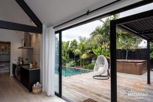 Bazén v ubytování Matakana Luxury Escapes nebo v jeho okolí