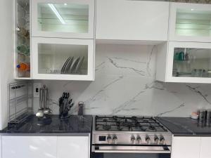 Η κουζίνα ή μικρή κουζίνα στο Leafy home in the heart of Linden with Pool