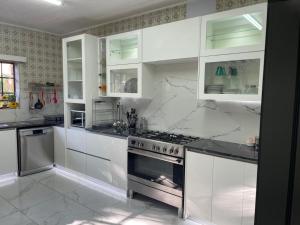 Η κουζίνα ή μικρή κουζίνα στο Leafy home in the heart of Linden with Pool
