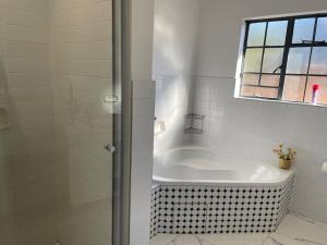 Ένα μπάνιο στο Leafy home in the heart of Linden with Pool