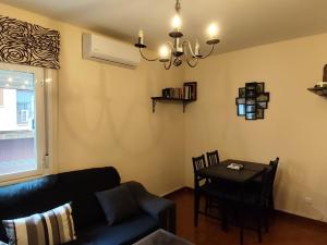 a living room with a couch and a table at Apartamento El Corazón de Gredos in Arenas de San Pedro