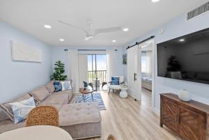 Televiisor ja/või meelelahutuskeskus majutusasutuses Best of Fort Myers Beach 5 STAR CONDO 2B 2B