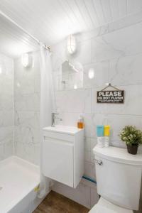 Ένα μπάνιο στο Modern Tiny Cabin for two
