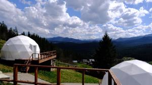 Una imagen general de la montaña o una montaña tomada desde el camping de lujo