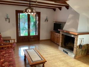 TV a/nebo společenská místnost v ubytování Adosado rustico familiar amplio