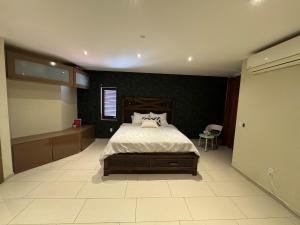 a bedroom with a large bed in a room at Seaview Oasis in Gated Community and Walk to Beaches in Willemstad