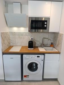 Kuchyň nebo kuchyňský kout v ubytování NOUVEAU ! Studio avec terrasse dans résidence en face de la mer - CANNES MIDI