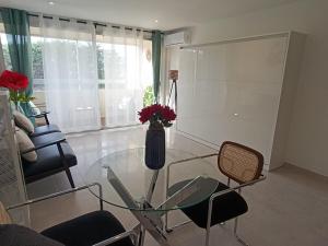 Posezení v ubytování NOUVEAU ! Studio avec terrasse dans résidence en face de la mer - CANNES MIDI