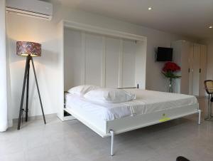 Postel nebo postele na pokoji v ubytování NOUVEAU ! Studio avec terrasse dans résidence en face de la mer - CANNES MIDI