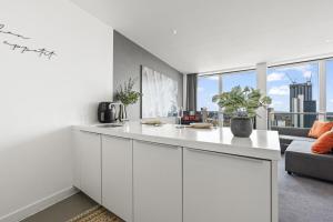 een keuken met witte kasten en een groot raam bij 25 World Famous Rotunda 18th floor skyline views in Birmingham