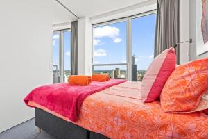 een slaapkamer met een bed met een groot raam bij 25 World Famous Rotunda 18th floor skyline views in Birmingham