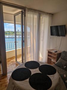 a bedroom with a bed with a view of a balcony at Studio les pieds dans l'eau in Cap d'Agde