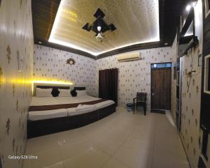 En eller flere senger på et rom på New Hotel subhadra