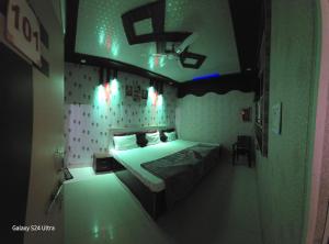 En eller flere senger på et rom på New Hotel subhadra