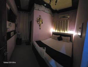 En eller flere senger på et rom på New Hotel subhadra