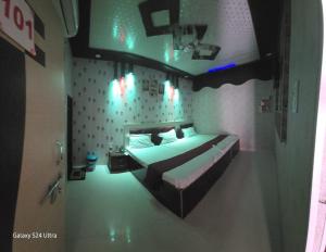 En eller flere senger på et rom på New Hotel subhadra