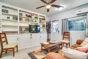 クリアウォーターにある1 Mi to Downtown Clearwater Apt with Private Patio!のソファとテレビのあるリビングルーム