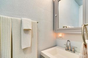 クリアウォーターにある1 Mi to Downtown Clearwater Apt with Private Patio!の洗面台、鏡、タオルを備えたバスルーム +16枚の写真