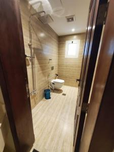 Bilik mandi di Diyar Studio Luxury Swimming Pool Al Hamra 102B