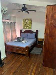 una camera con letto e ventilatore a soffitto di Enchanting 3 BR 2 Bath Condo in the Heart of Jaco a Jacó
