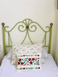 a bed with a metal headboard with a pillow on it at Casa Bella para peregrinos- Charm House for pilgrims in A Guarda +4 photos