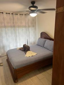 una camera da letto con un letto con un animale di peluche sopra di Enchanting 3 BR 2 Bath Condo in the Heart of Jaco a Jacó Altre 12 foto