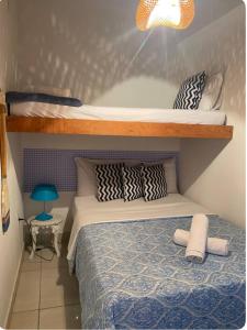 VIVA BUZIOS no Condominio Aqua Marina casa13 في بوزيوس: غرفة نوم مع سرير بطابقين مع لحاف أزرق +21 صورة