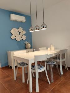 jadalnia z białym stołem i krzesłami w obiekcie Apartamento c/piscina centro Nerja w mieście Nerja